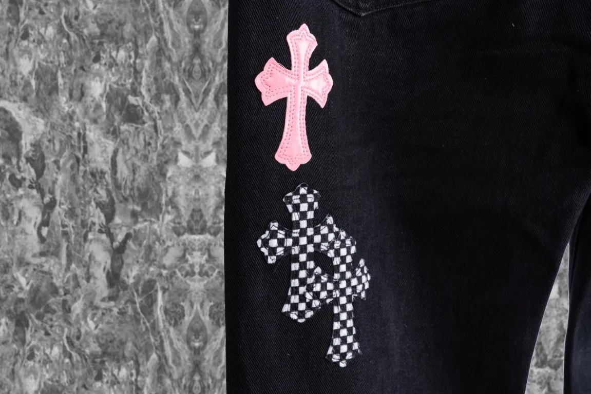 P230 running volume Chrome Hearts cherry blossom pink checkerboard cross patchwork leather jeans, original 5W+ It is known that chromehearts jeans will use vintage Levis jeans as the base plate for creation. They usually add their own unique silver buckles and silver ornaments, plus patchwork leather embellishments. This is the reason why the value of these vintage jeans doubles, because the base plate is Vintage jeans, jeans themselves have become very soft and comfortable after years of baptism, which can be distinguished from ordinary jeans. You should also refer to the pants data for size. Style number: 1808# Color: black pants cherry blossom pink Size: 28 30 32 34 28 Waist 86 Hips 100 Pants length 102 30 Waist 90 Hips 104 Pants length 104 32 Waist 94 Hips 108, pants length 106 34, waist 98, hips 112, pants length 110